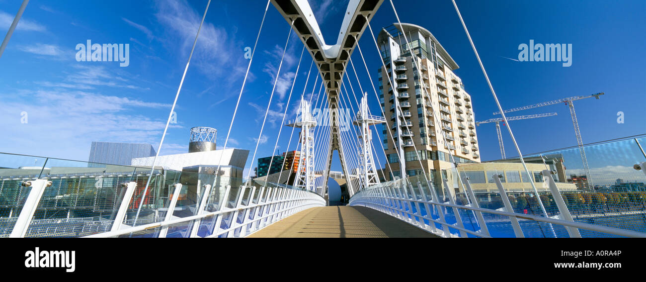 Blick entlang der Fußgänger-Hängebrücke in Salford Quays Salford Manchester England England Europa Stockfoto