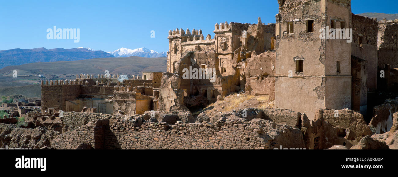 Ruinen der Glaoui Kasbah in Telouet mit Schnee bedeckt hohen Atlas-Gebirge in Ferne Telouet Marokko Nordafrika Afrika Stockfoto