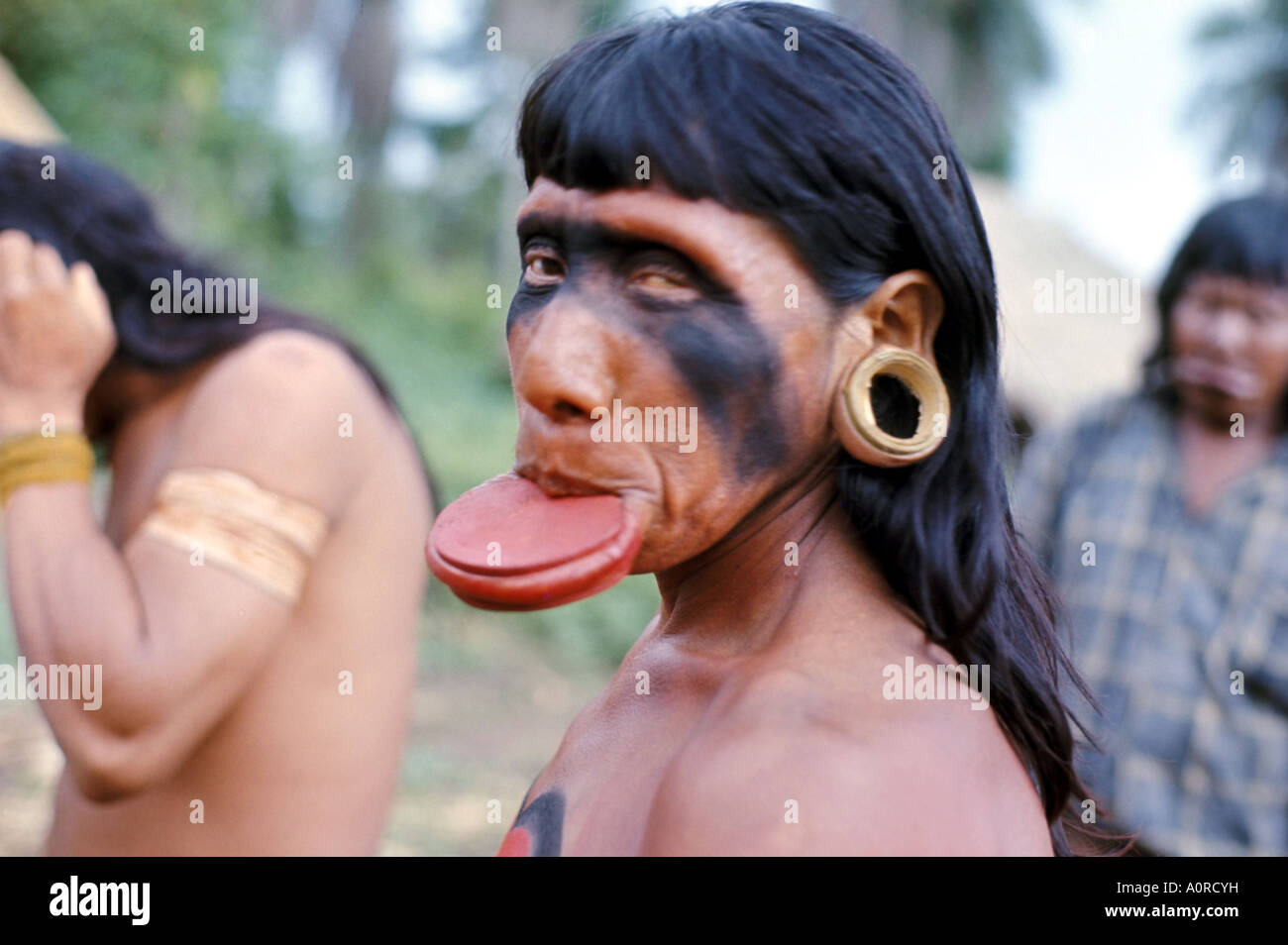 Porträt einer Suya indischer Mann mit Mundlochplatte Brasilien Südamerika Stockfoto