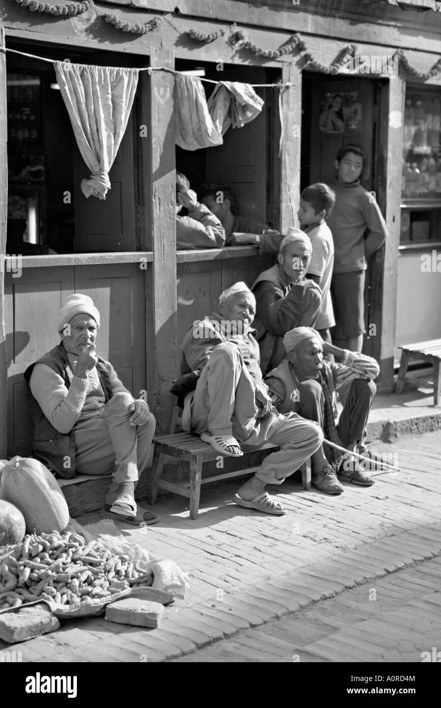 Alte Männer und jungen vor einem Café Bhaktapur-Kathmandu-Tal Nepal Asien Stockfoto