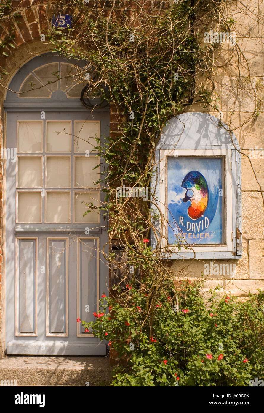 Ein Künstler s Zeichen und alte blaue Tür in Beaumont-En-Auge zahlt d Auge Normandie Frankreich Europa Stockfoto
