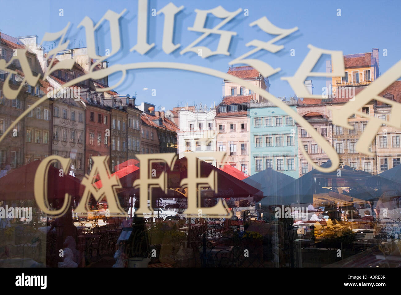 Bunte Häuser der alten Stadt Platz Rynek Ehren Miasto spiegelt sich in einem Café Fenster alte Stadt Stare Miasto UNESCO Welt Stockfoto