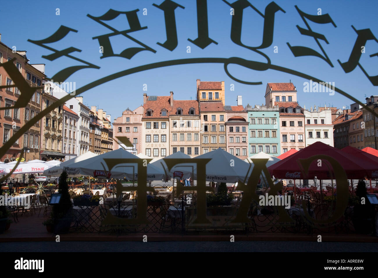 Bunte Häuser der alten Stadt Platz Rynek Ehren Miasto angesehen durch ein Café Fenster alte Stadt Stare Miasto UNESCO Welt Stockfoto