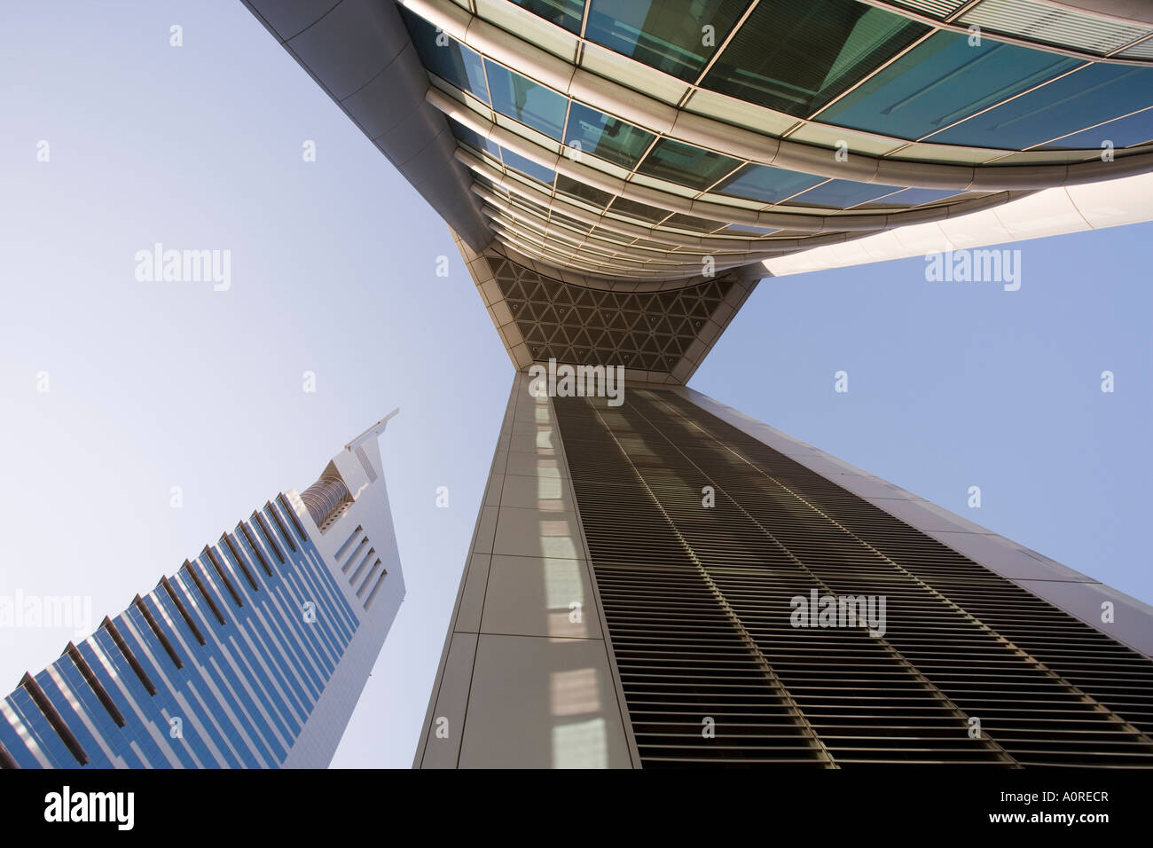 Niedrige Sicht des Emirates Towers Shiekh Zayad Road Dubai Vereinigte Arabische Emirate und mittleren Ostens Stockfoto