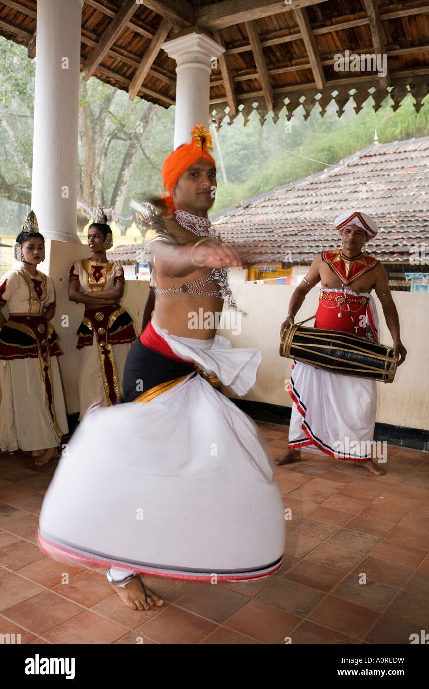 Kandyan Tanz als der nationale Tanz von Sri Lanka die Tänzer auf die Geta Bera Kandy Hill von Trommlern begleitet werden Stockfoto