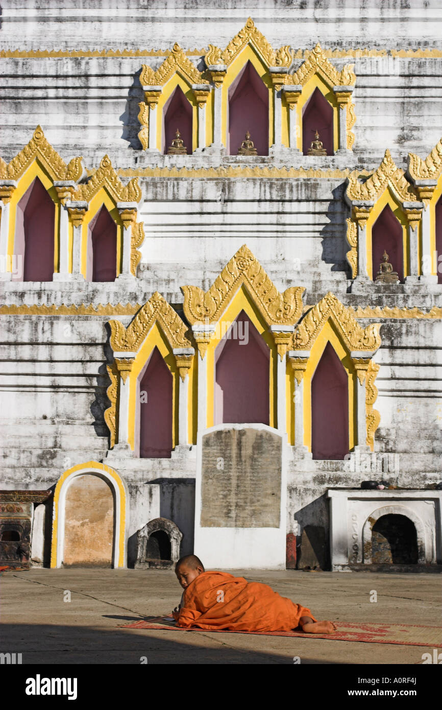 Novize liegen auf Matten, die schreiben, dass Wat Jong Kham vermutlich aus dem 13. Jahrhundert Kengtung Kyaing Tong Shan Staat Myanmar Stockfoto