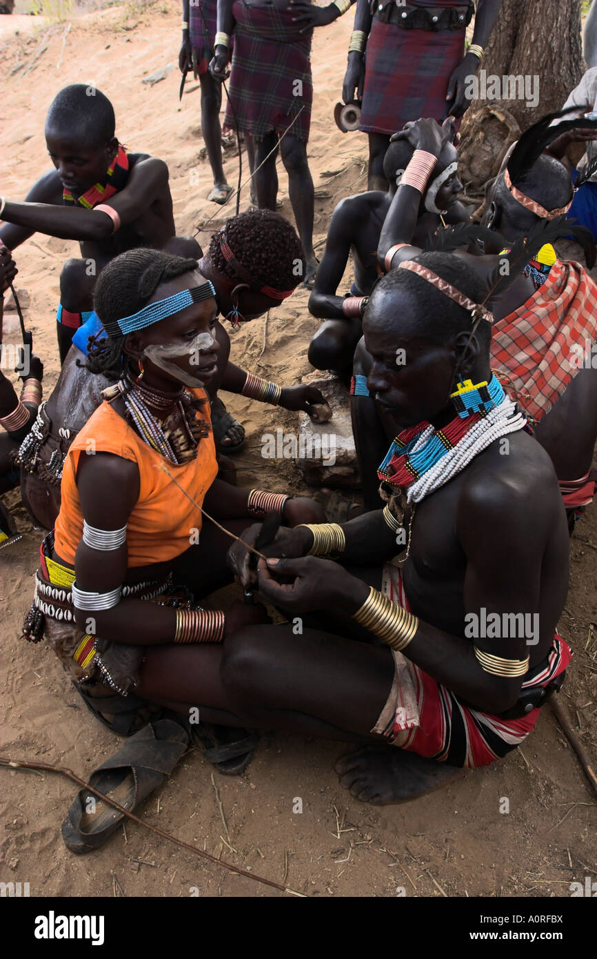 Kinderschminken mit einer Mischung aus Lehm Ölen und pflanzlichen Pigmenten Hamer springen der Bulls Initiation Turmi unteren Omo Stockfoto