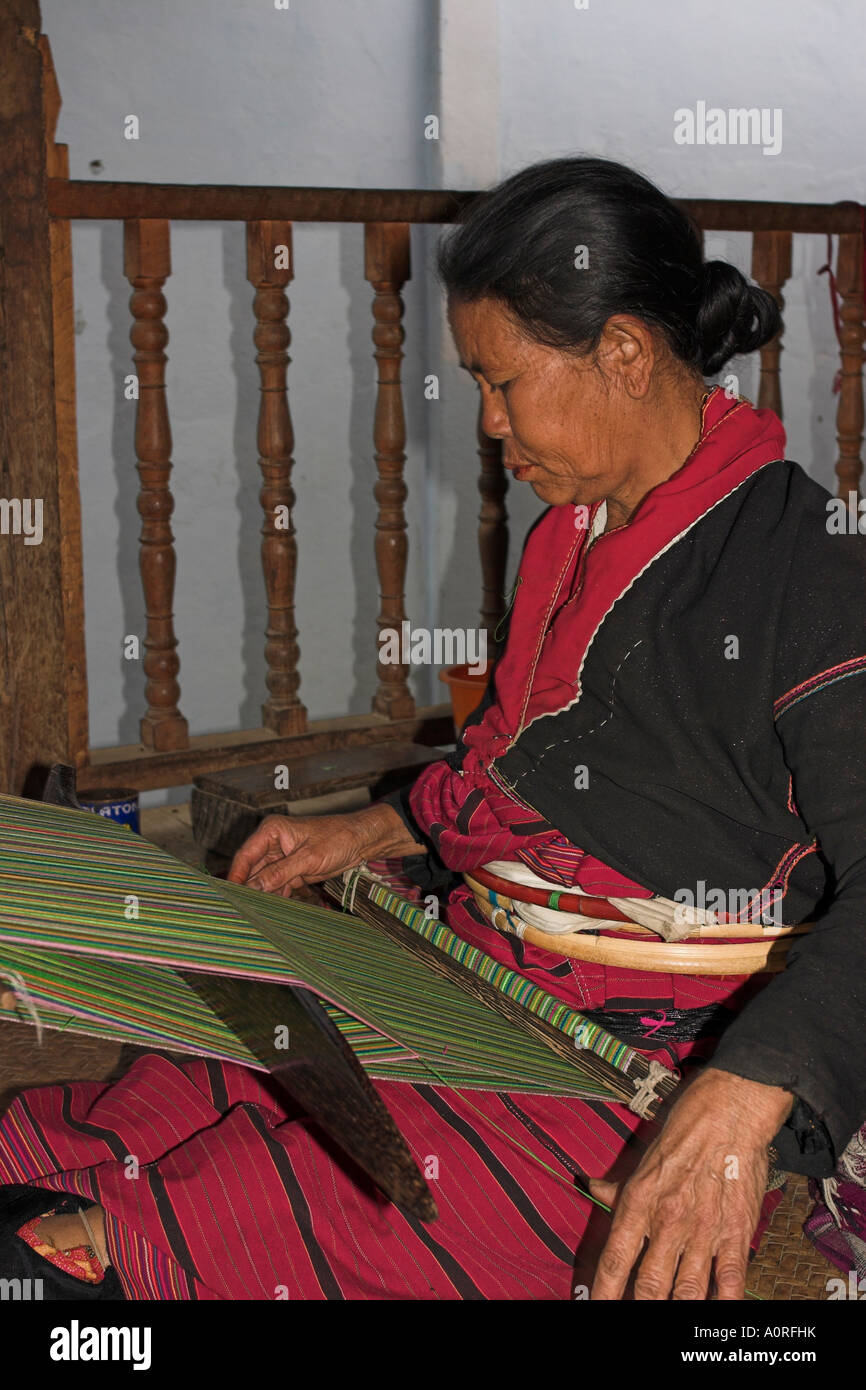 Paulaung Dame Weben auf Balkon ihres Hauses Wan Pauk Dorf Paulaung Stammes Kengtung Kyaing Tong Shan Staat Myanmar Burma Asien Stockfoto