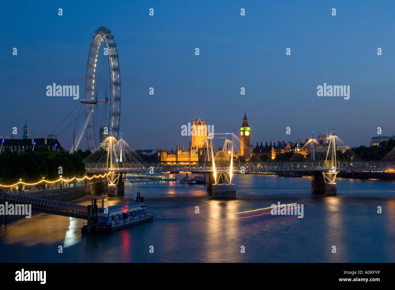 Houses of Parliament und London Eye in der Dämmerung London England England Europa Stockfoto