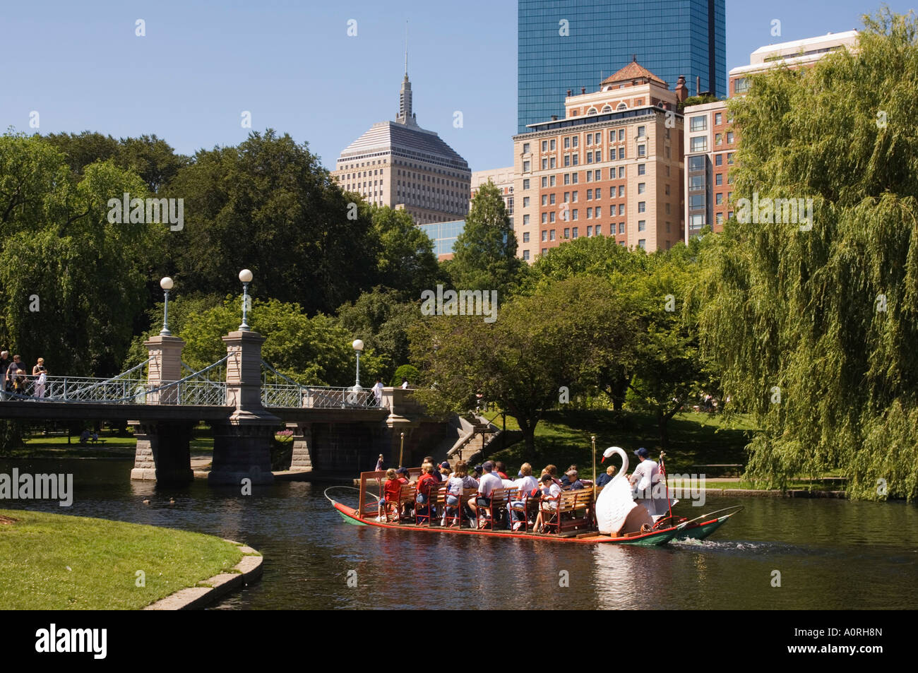 Lagune-Brücke und Swan Boat im Stadtpark Boston Massachusetts New England Vereinigte Staaten von Amerika Nordamerika Stockfoto