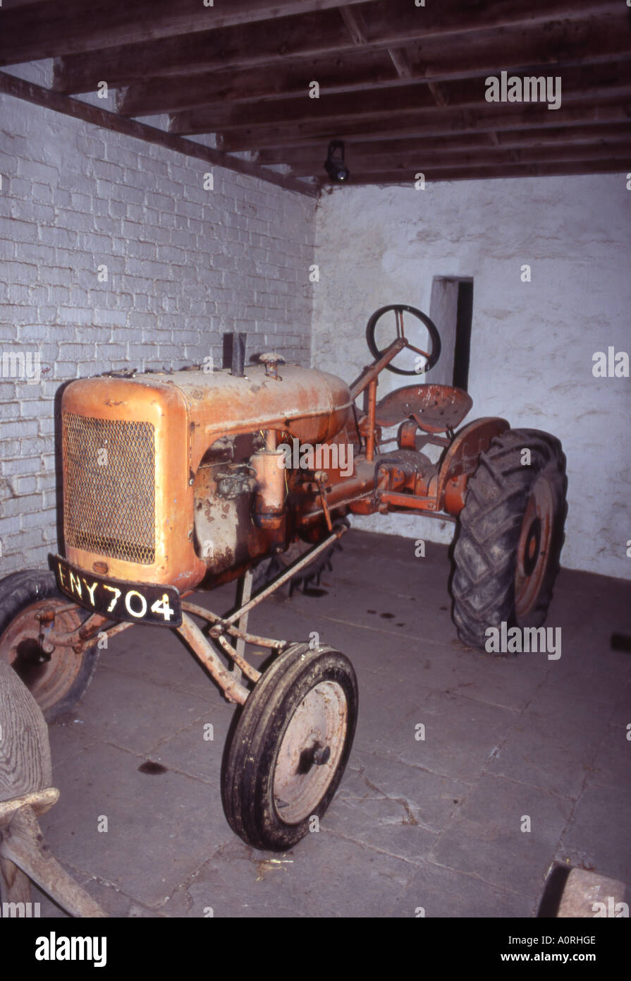 alten Bauernhof Traktor im Schuppen am St Fagans keine 2251 Stockfoto