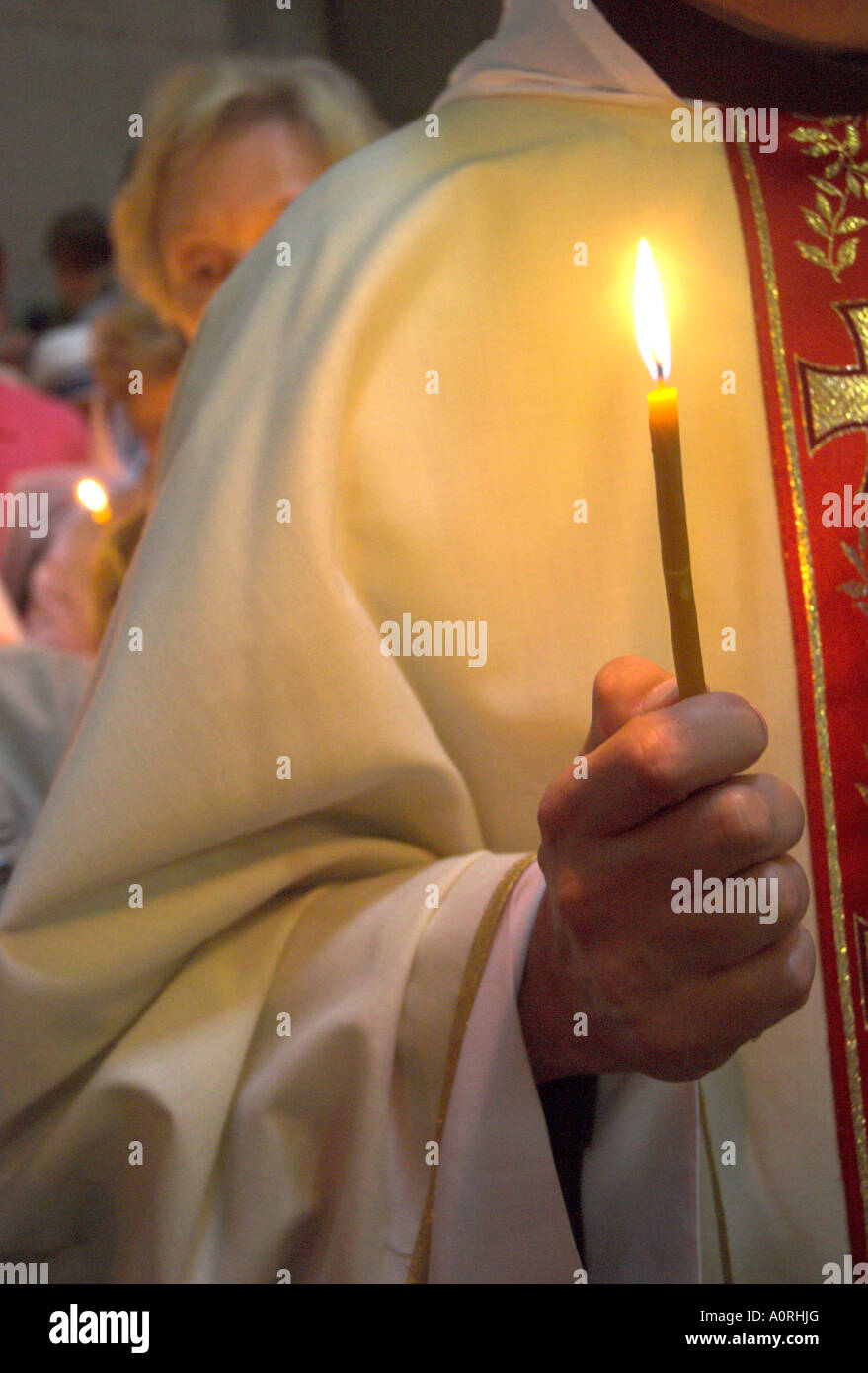 Nahaufnahme von einem Priester s Hand hält eine Kerze während der Messe in der Osterwoche Kirche des heiligen Sepulchre Altstadt Jerusalem Israel Stockfoto