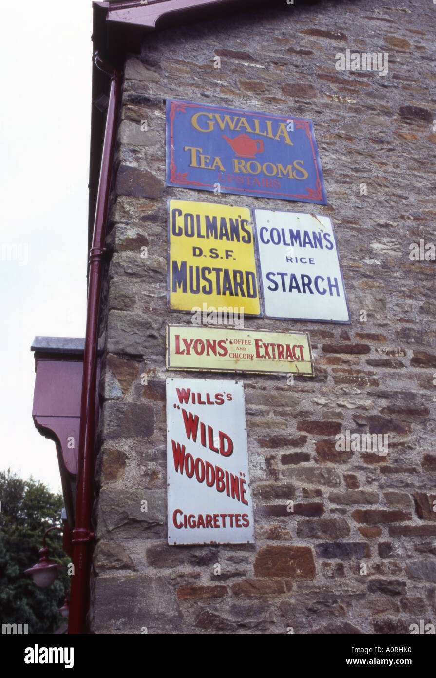 alte Metall Werbetafeln an der Seite eines Gebäudes im St Fagans Heritage Museum 2250 Stockfoto