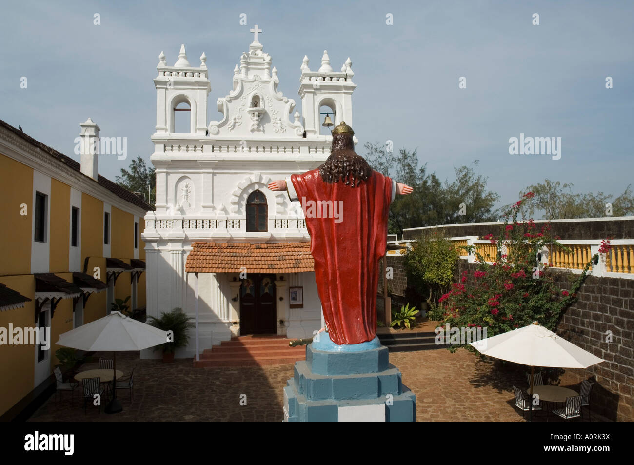 Alte portugiesische Kirche im Gelände des Fort Tiracol Goa Indien Asien Stockfoto