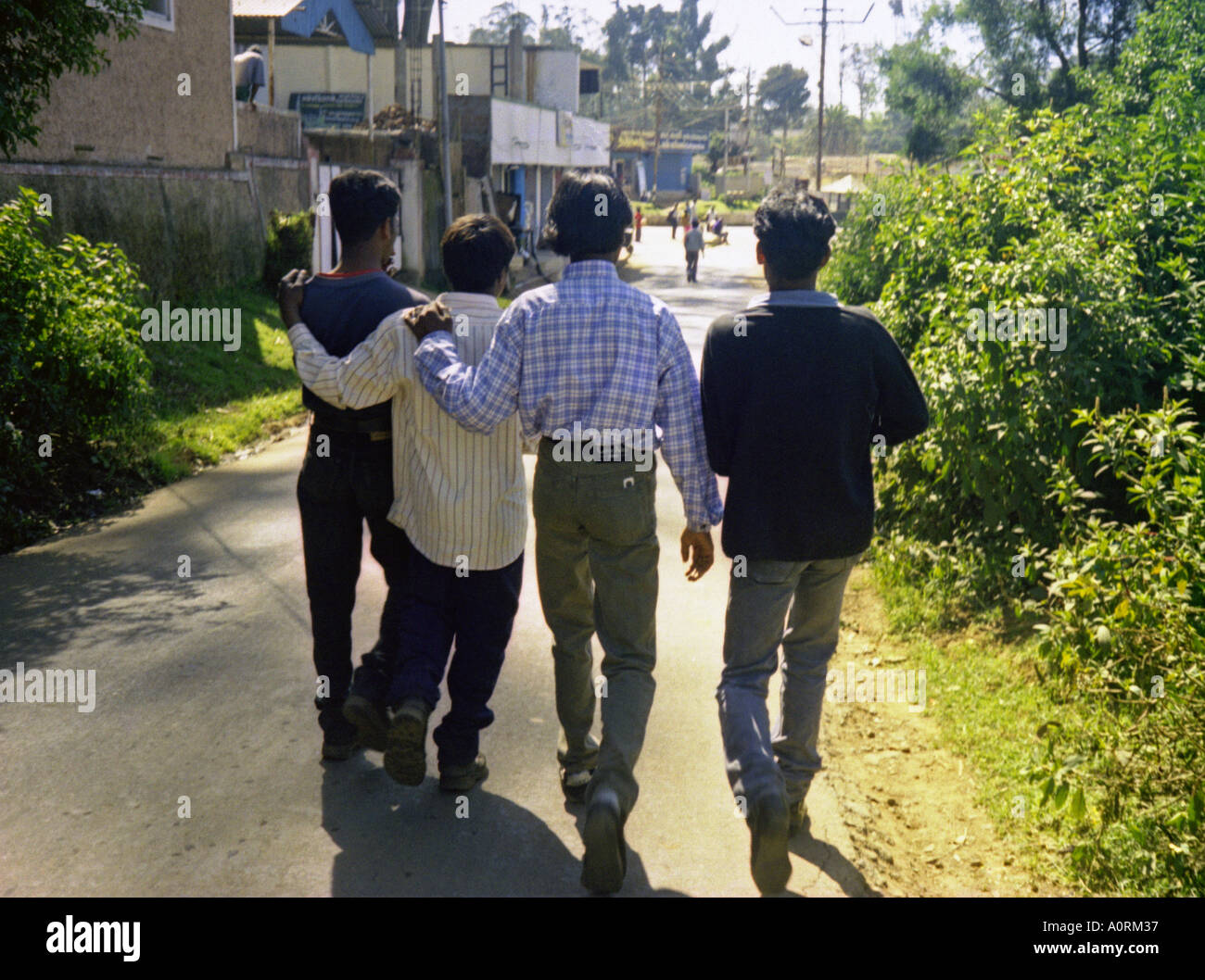 Gruppe von Blut Freund Männer herumlaufen stützte sich auf einander Udhagamandalam Ootacamund Ooty Tamil Nadu India South Asia Stockfoto
