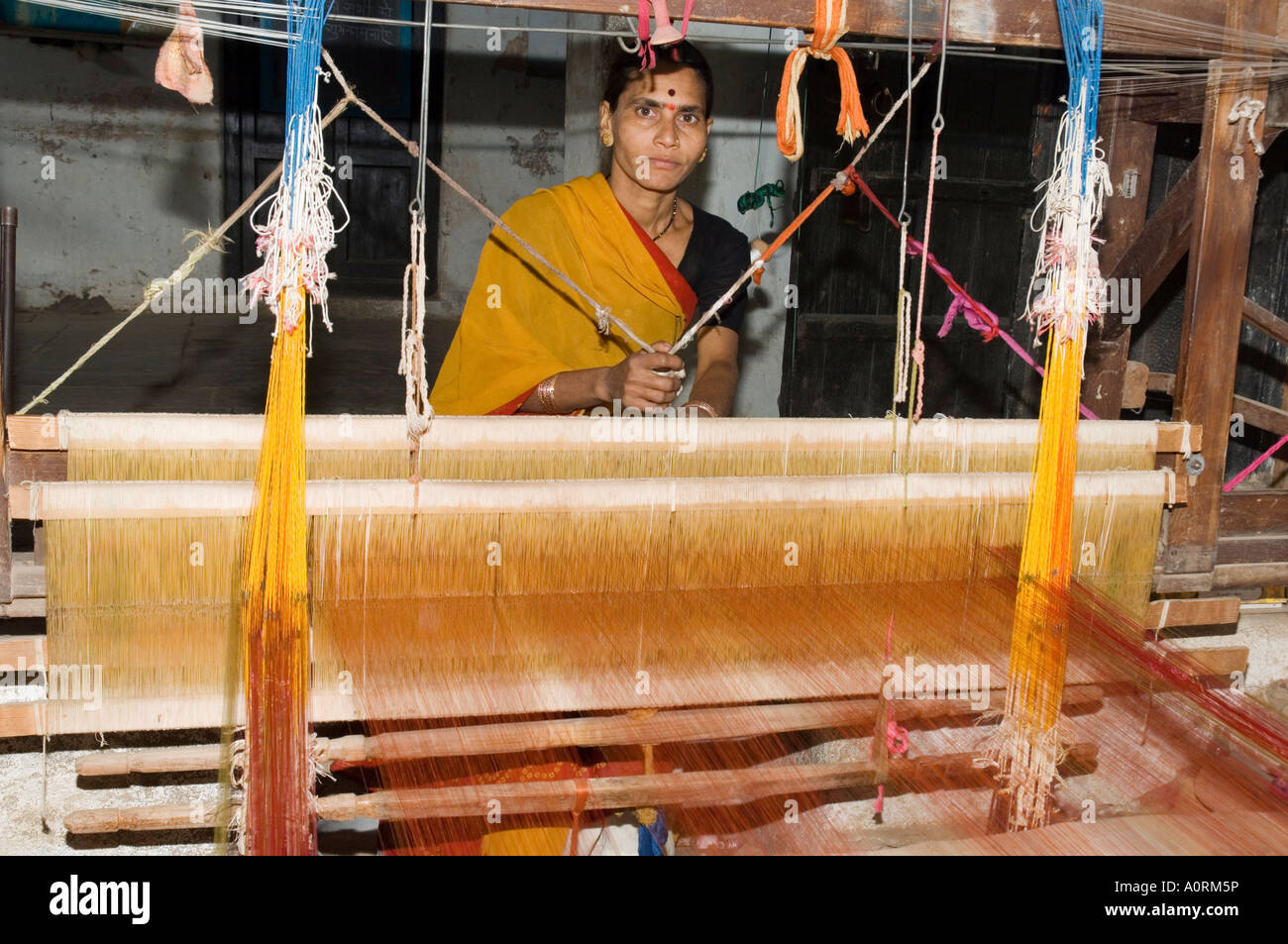 Eine Frau weben an einem der Genossenschaften in einer Gegend, die berühmt ist für seine Saris Maheshwar Madhya Pradesh Staat Indien Asien Stockfoto
