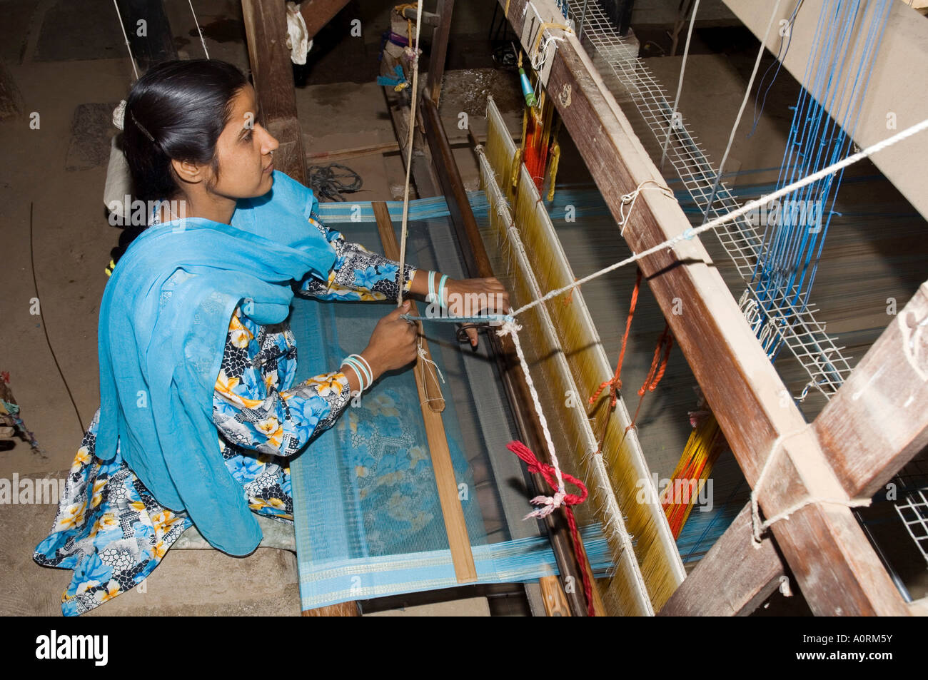 Eine Frau weben an einem der Genossenschaften in einer Gegend, die berühmt ist für seine Saris Maheshwar Madhya Pradesh Staat Indien Asien Stockfoto