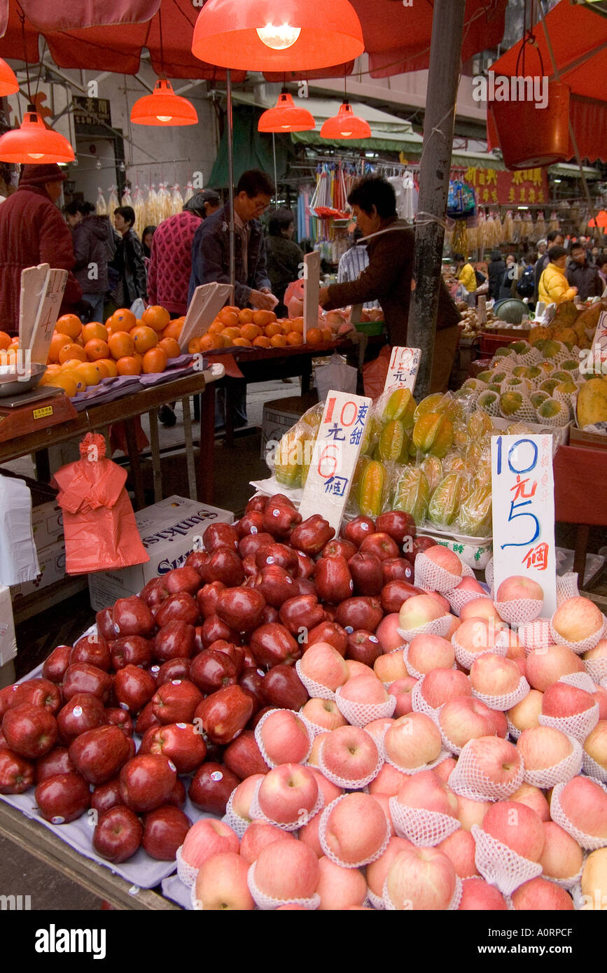 dh Obstmarkt Stand Shop TAIPO HONG KONG Kalligraphie Tag Preis Tags Lebensmittel frisch Apfel Lebensmittel Tai po Lebensmittelgeschäft Produkte Stockfoto