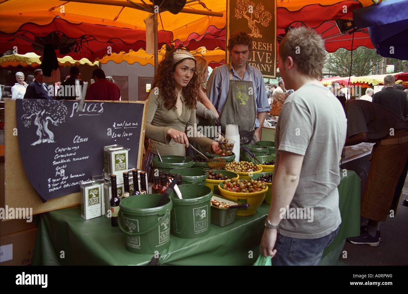 Vereinigtes Königreich, London Stall zu verkaufen Oliven im Borough Market Stockfoto