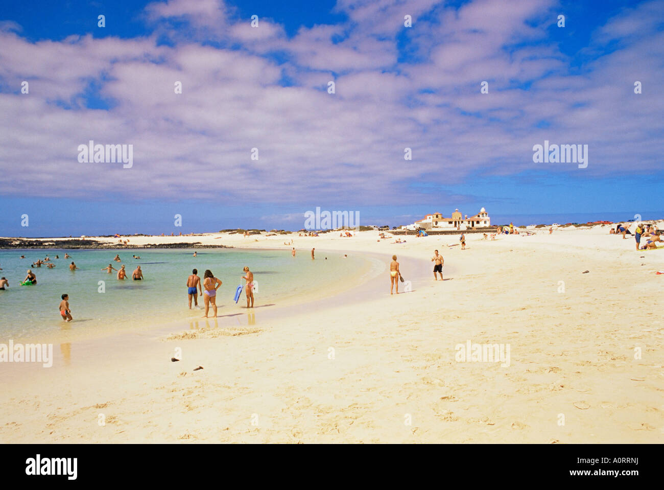 Menschen spielen am Strand und Naturbad außerhalb in der Nähe von El Cotillo Fuerteventura Kanaren Spanien Atlantischen Ozean Stockfoto