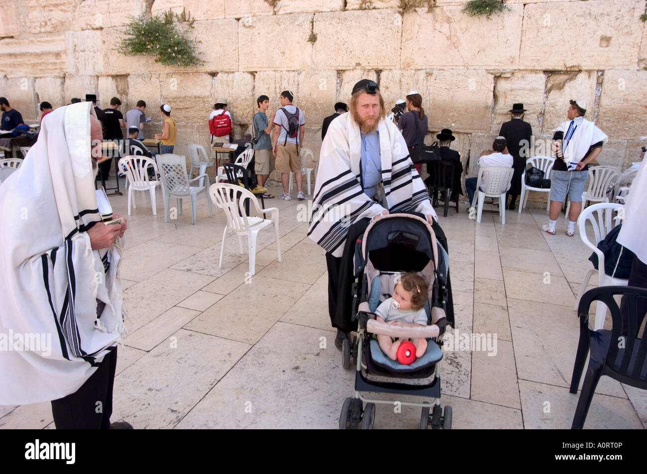 Jüdischen Mann mit Kind im Kinderwagen beten auf der Western Klagemauer  alte Walled Stadt Jerusalem Israel Middle East Stockfotografie - Alamy