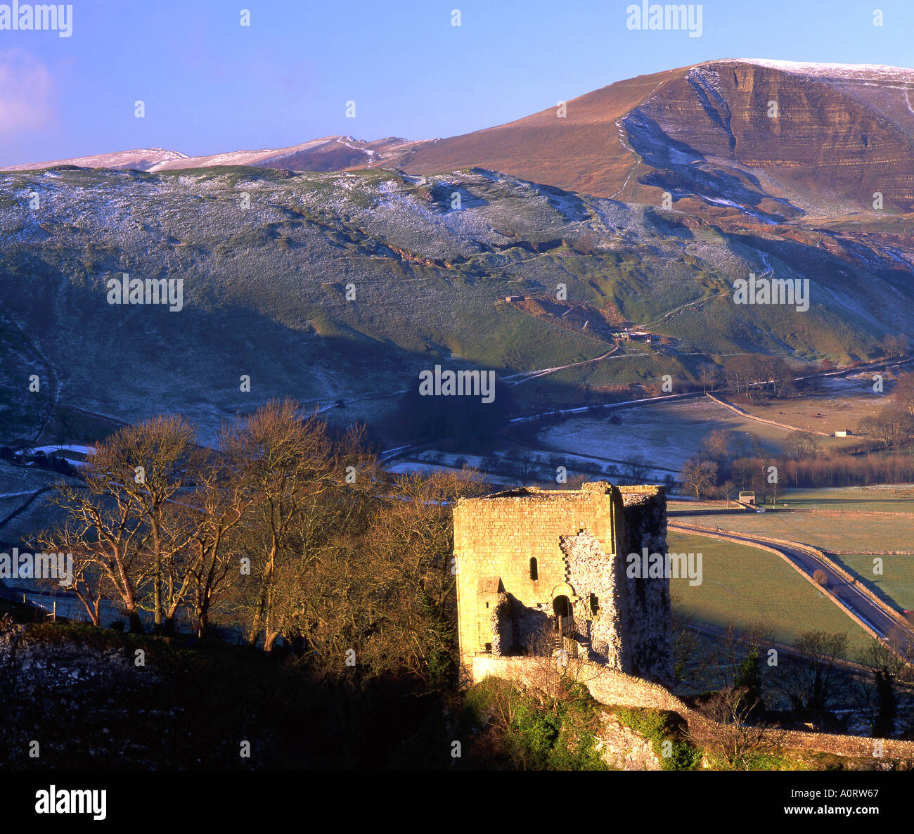 Peveril Schloß und Mam Tor in der Nähe von Castleton Derbyshire Peak District National Park England UK Stockfoto