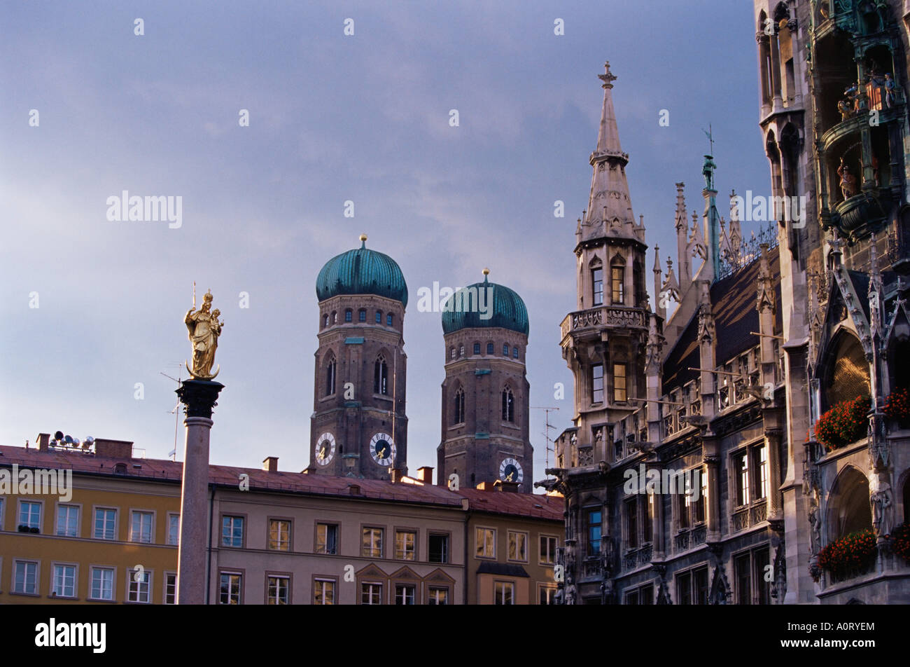 Türme der Frauenkirche und Mariensaule St Mary s Spalte München Bayern Deutschland Europa Stockfoto