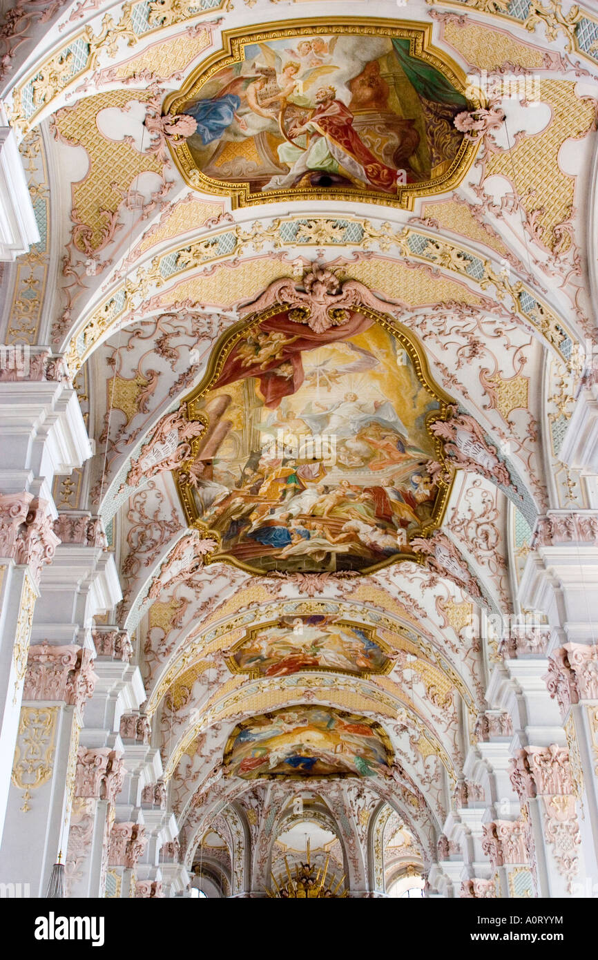Die Deckenfresken in der Heiliggeistkirche Kirche des Heiligen Geistes gemalt von Cosmas Damian Asam München Bayern Deutschland Europa Stockfoto