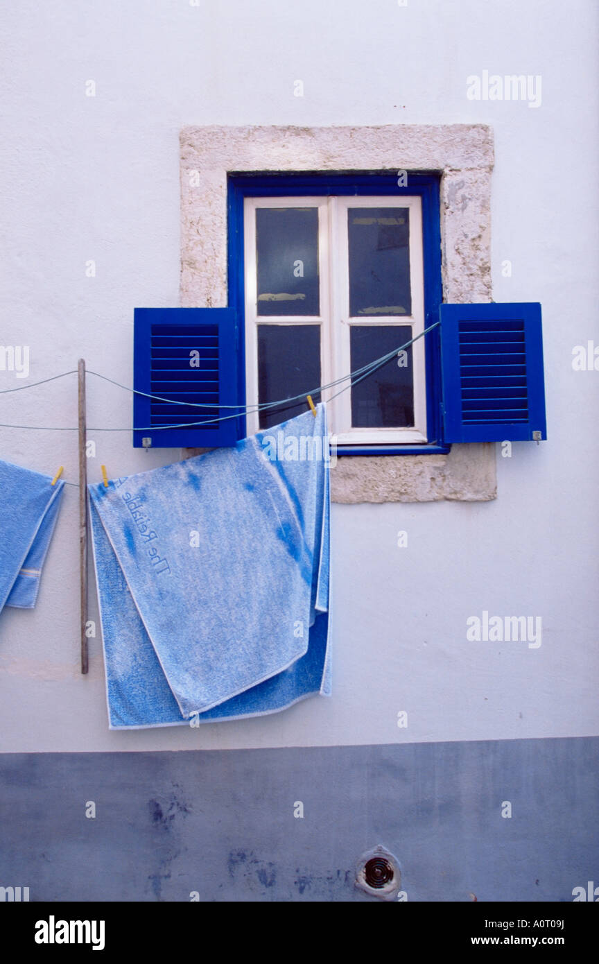 Wäsche hängen auf Linie am Fenster in das maurische Viertel Alfama Lissabon Portugal Europa Stockfoto