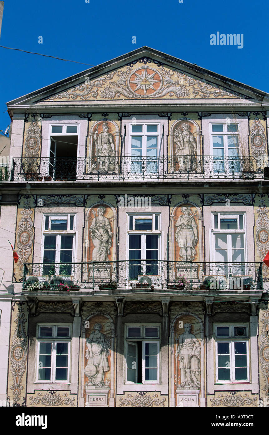 Fassade eines Gebäudes verziert mit Azulejos Bairro Alto Lissabon Portugal Europa Stockfoto