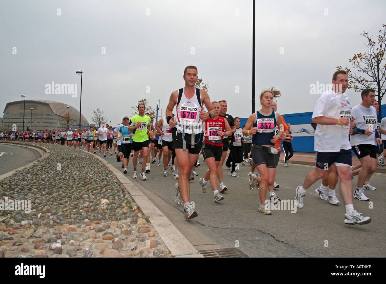Läufer in Cardiff Marathon Rückseite des Wales Millennium Centre Cardiff Bay South Wales Stockfoto
