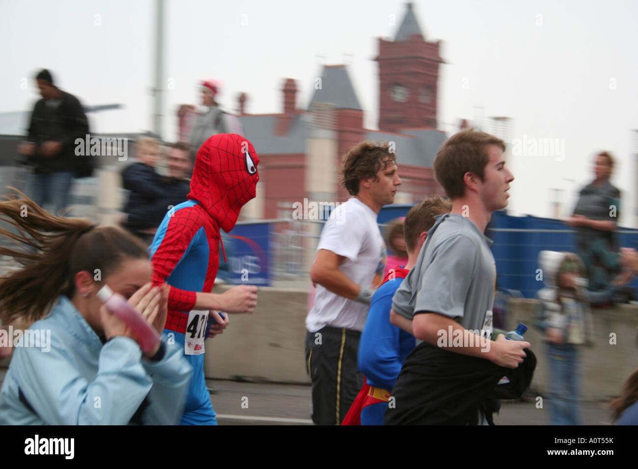 Läufer in Süd-Wales Cardiff Marathon Pierhead Gebäude Cardiff Bay Stockfoto