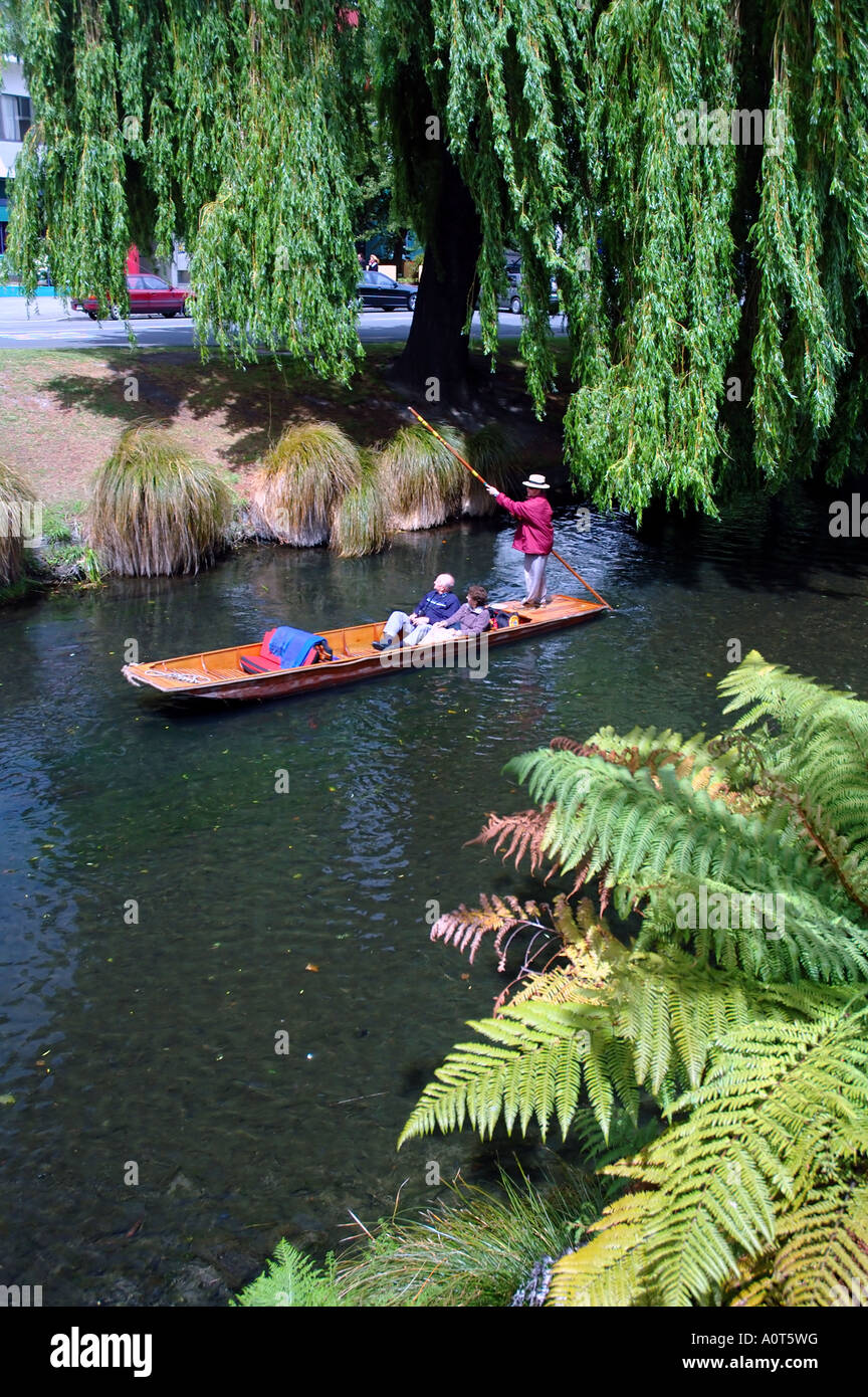 Touristen-paar Stechkahn fahren auf dem Fluss Avon Christchurch Neuseeland Nein Herr oder PR Stockfoto