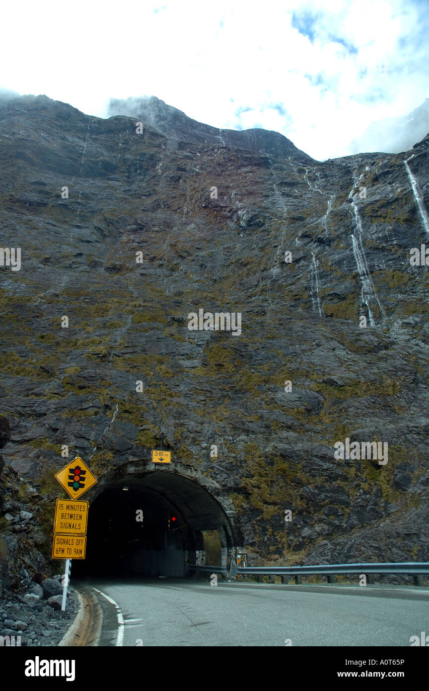 Traffic Control bei Eingang zu Homer Tunnel, Milford Road in Milford Sound, Fiordland National Park, Neuseeland Stockfoto