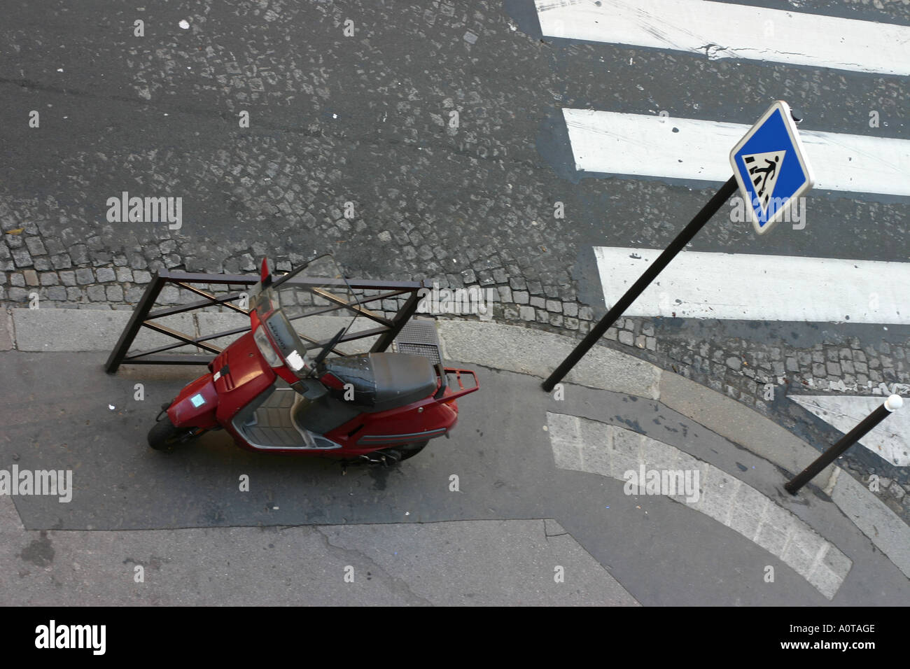 Motorroller parkten auf einem Zebrastreifen in Paris Frankreich Stockfoto