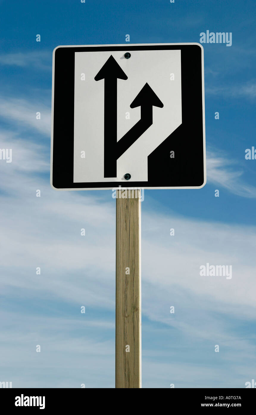 Schild, Straße oder Autobahn teilt sich in zwei Fahrspuren Stockfoto