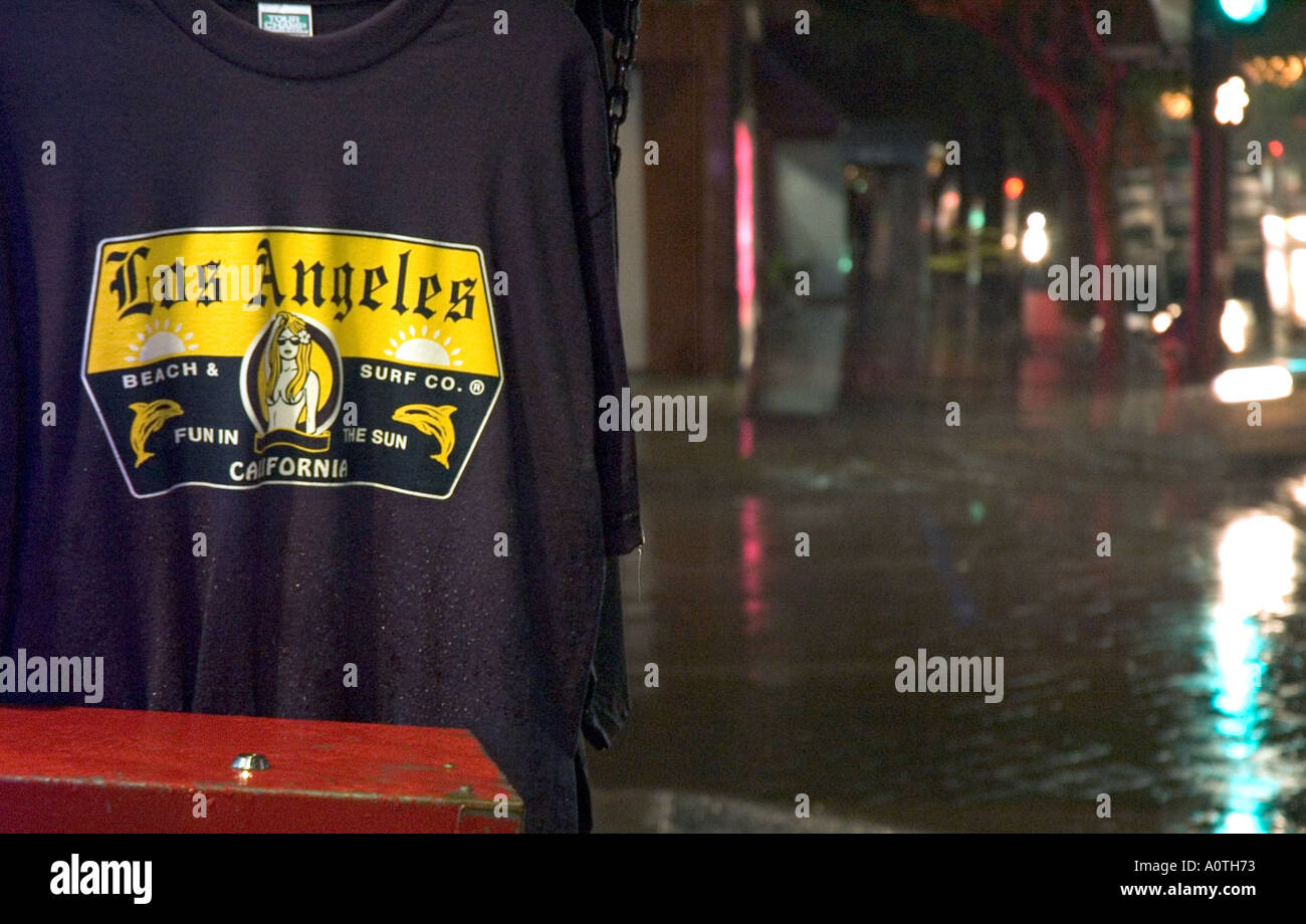LA-Surfer-t-Shirt in einem Souvenirshop auf dem Hollywood Boulevard Stockfoto