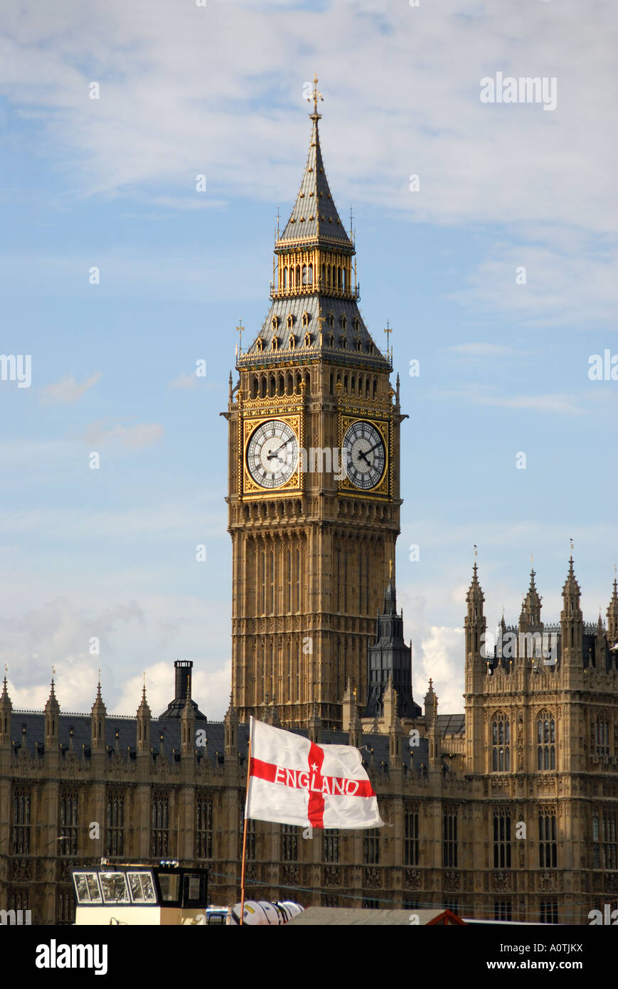 "Houses of Parliament", "St Stephen Tower" Uhr, "Big Ben" und der englischen Nationalflagge, London, England, UK Stockfoto