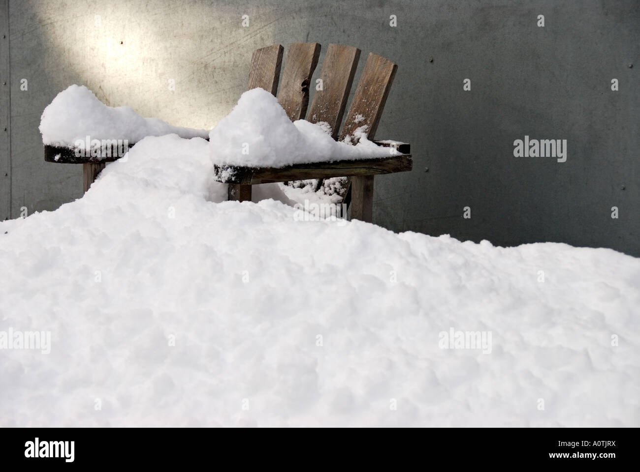 "Adirondack Stil Stuhl in Schnee bedeckt, außerhalb einer Scheune" Stockfoto