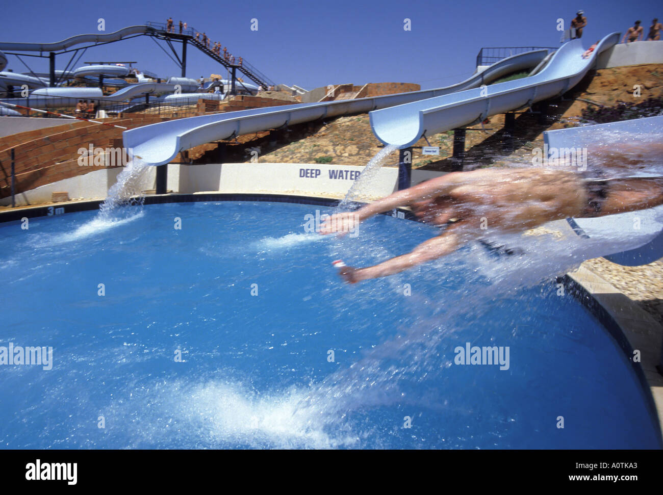 Urlaubsbesucher der Algarve Portugal im Wasserpark Motion Blur Teenager rutscht bei Geschwindigkeit von der Wasserrutsche herunter Hauptthema ist nur durch die Modellveröffentlichung abgedeckt Stockfoto