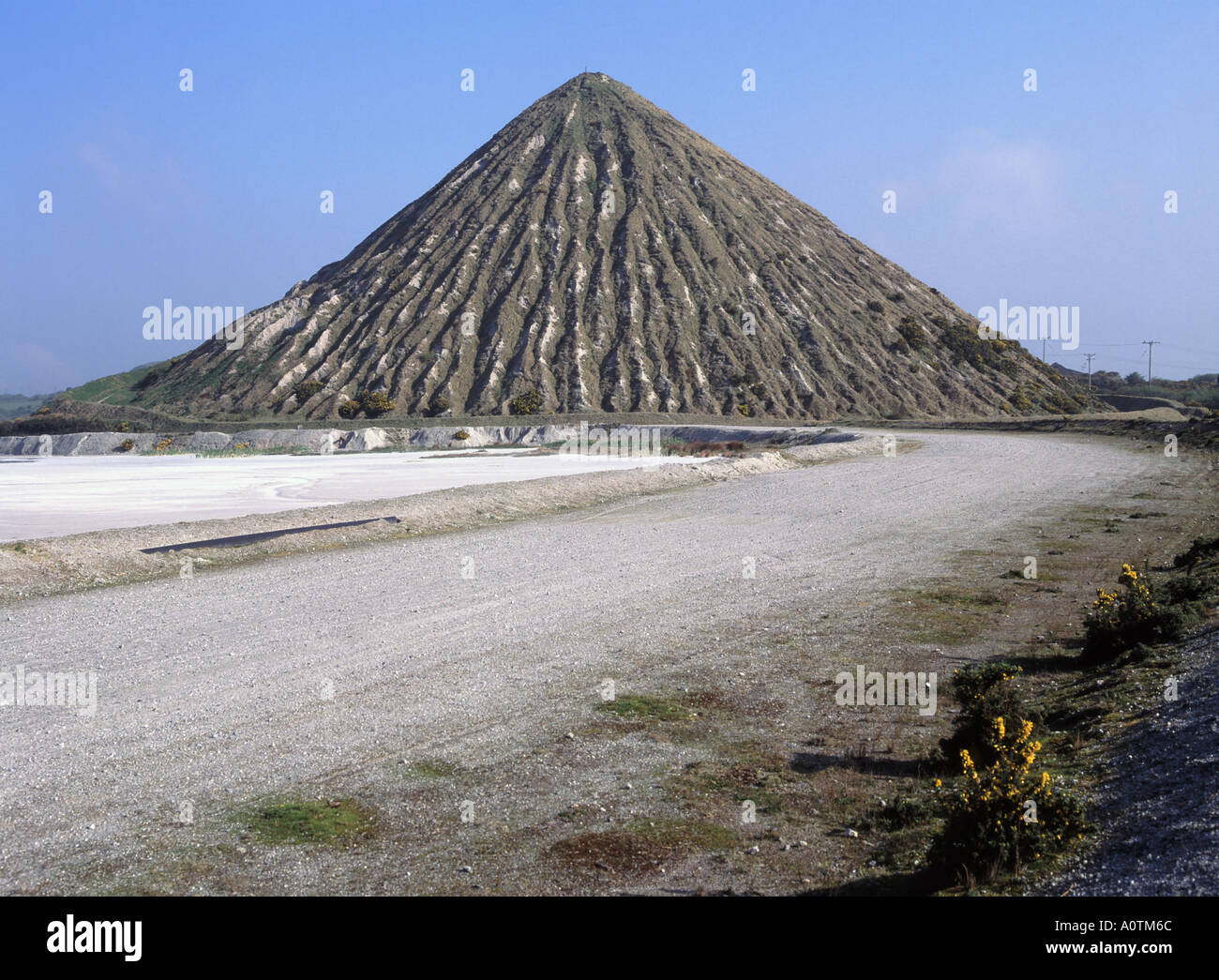 2002 historisches Archivfoto von Carluddon Tip*, einer „Cornish Pyramid“, einem Hügel aus Abfällen aus der chinesischen Tonindustrie in der Nähe von St. Austell mit weißem Schlamm-See in Großbritannien Stockfoto