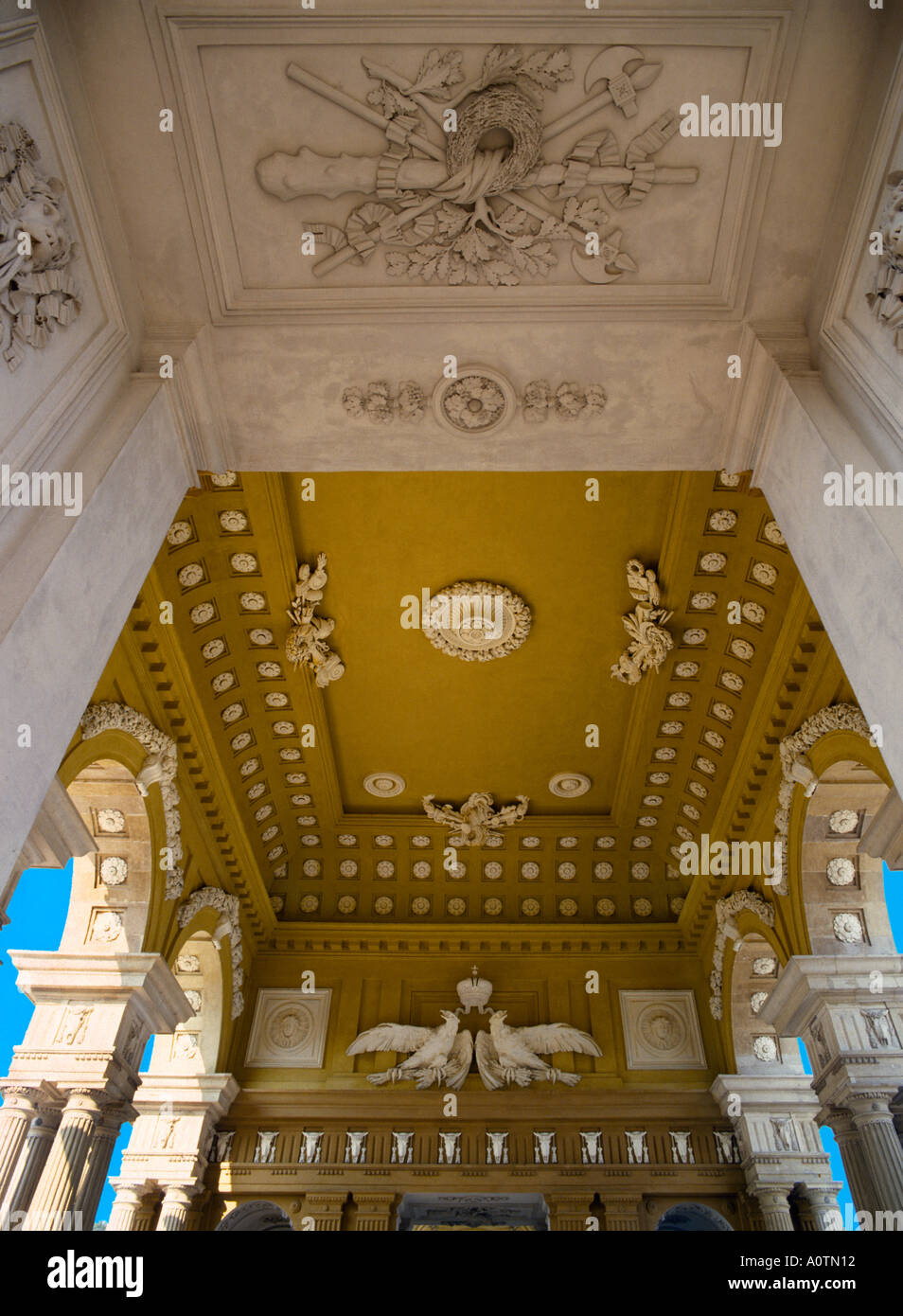 Die Gloriette Aussichtsplattform am Hügel von Garten Torheit Torbogen in Schönbrunn Palace Gardens Wien Österreich Stockfoto