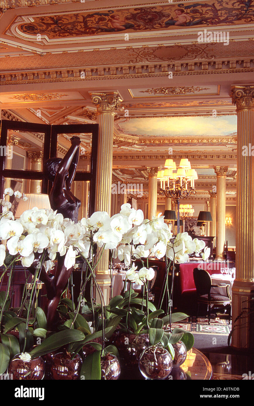 Der Eingang-Innenansicht der renommierten Cafe De La Paix in Paris Stockfoto
