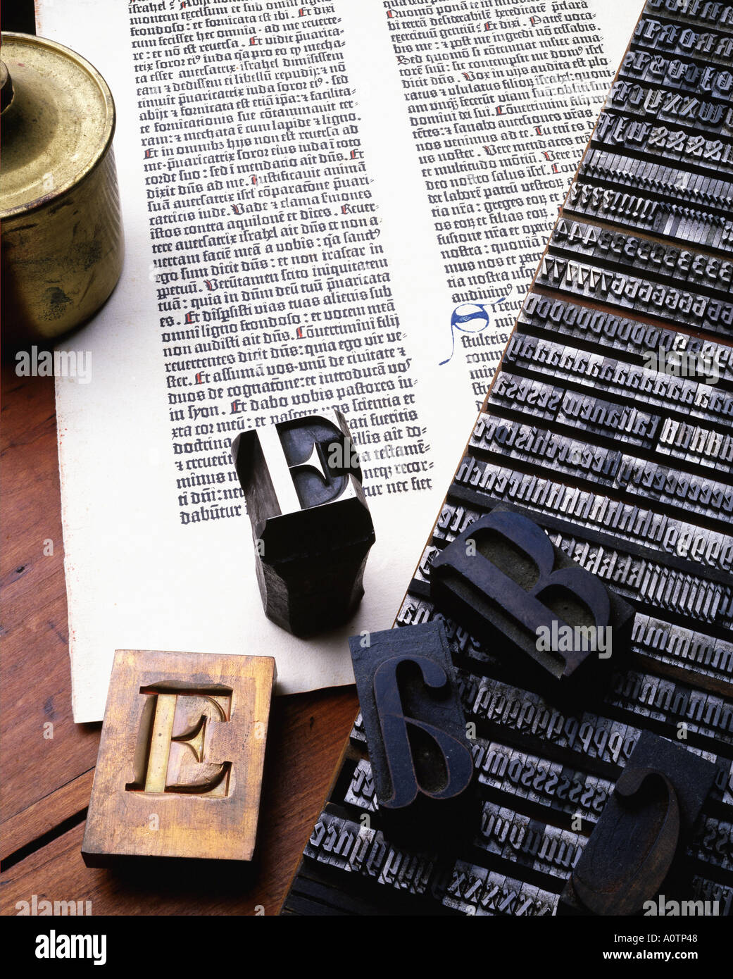 Stillleben aus antikem Metall, Holzblock Gravur und handbeleuchteter schriftlicher Text Stockfoto