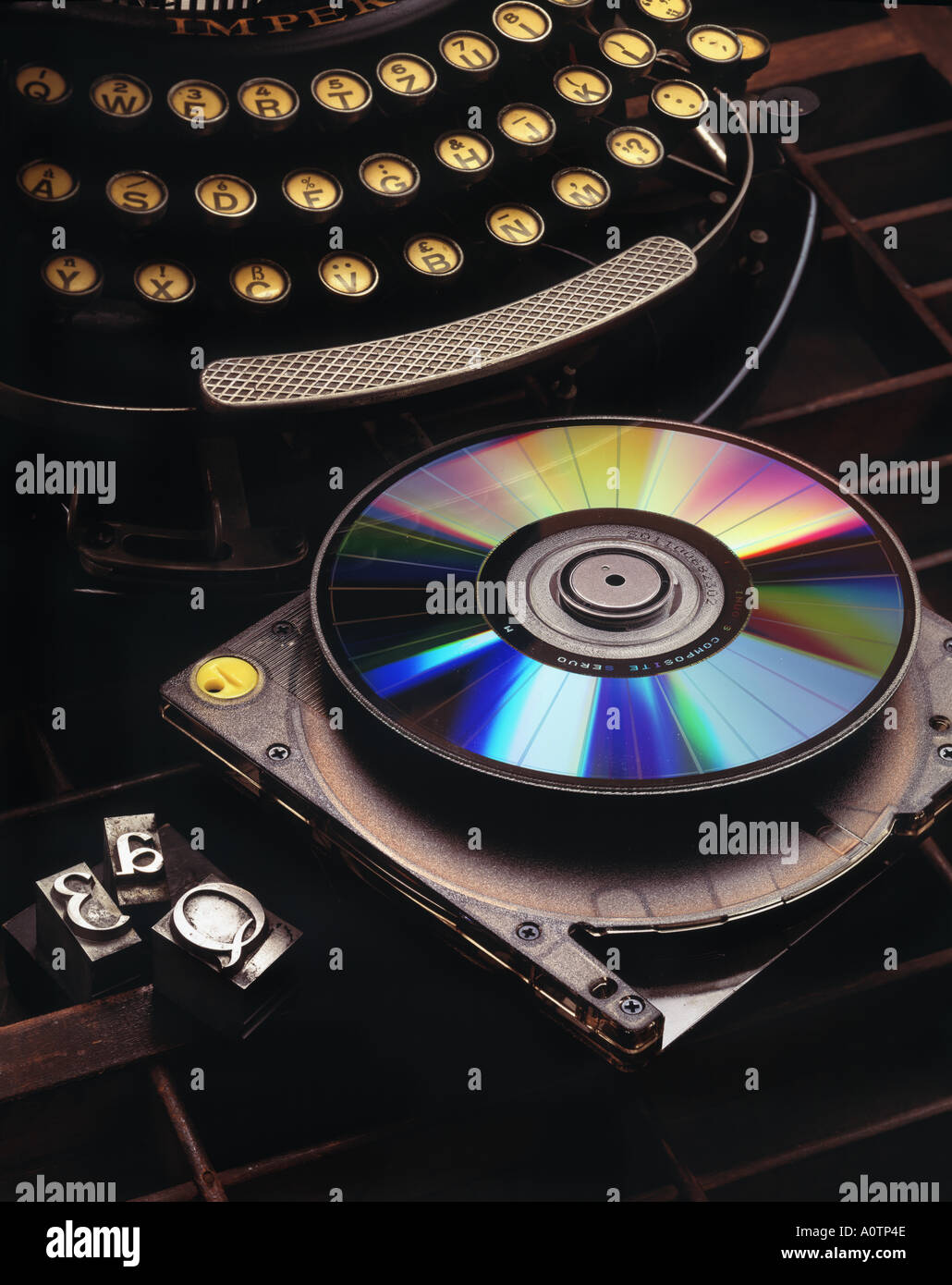 elektronische Medien kontrastiert mit Bleisatz und antike Schreibmaschine Stillleben Stockfoto