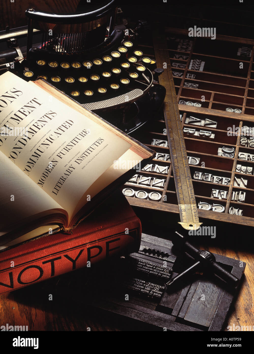 Noch immer leben eines antiken Schreibmaschine zusammen mit Setzer Werkzeuge und Metall Stockfoto