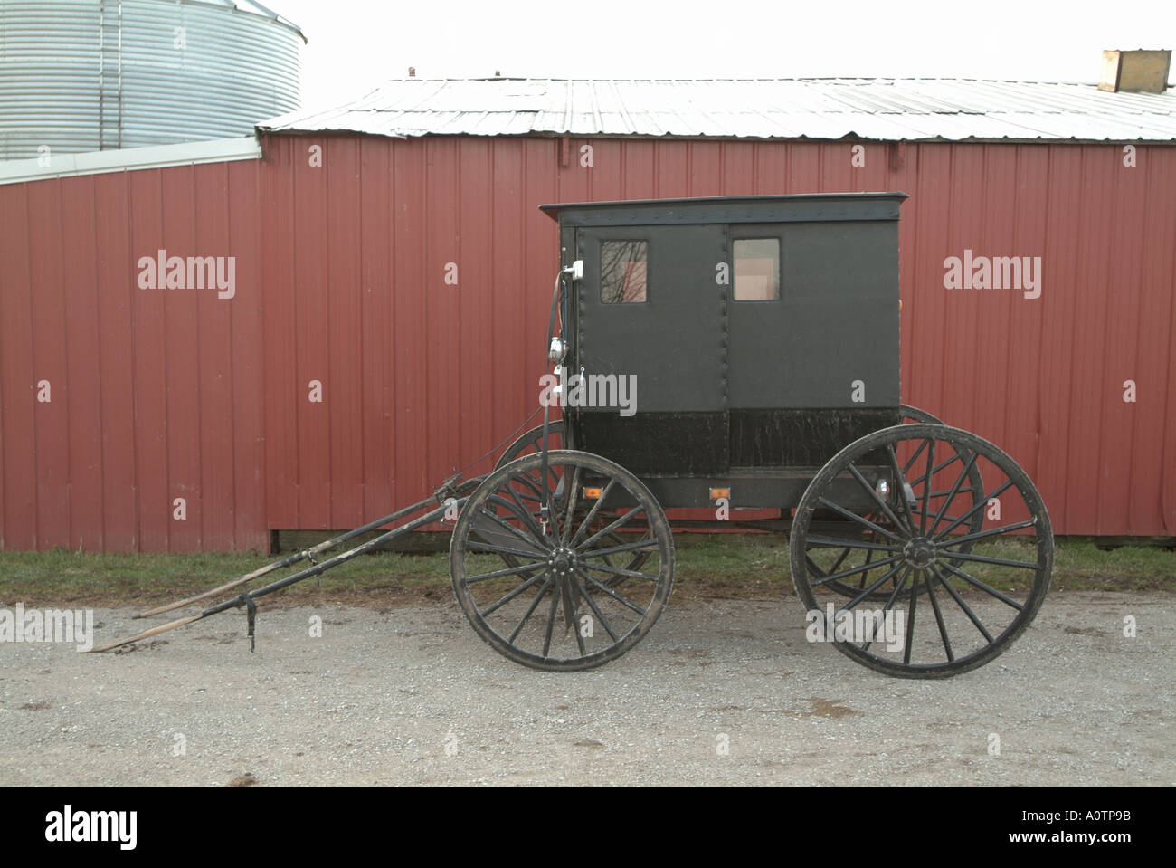 Buggy auf einem amischen Bauernhof in der Nähe von Arcola Illinois Stockfoto