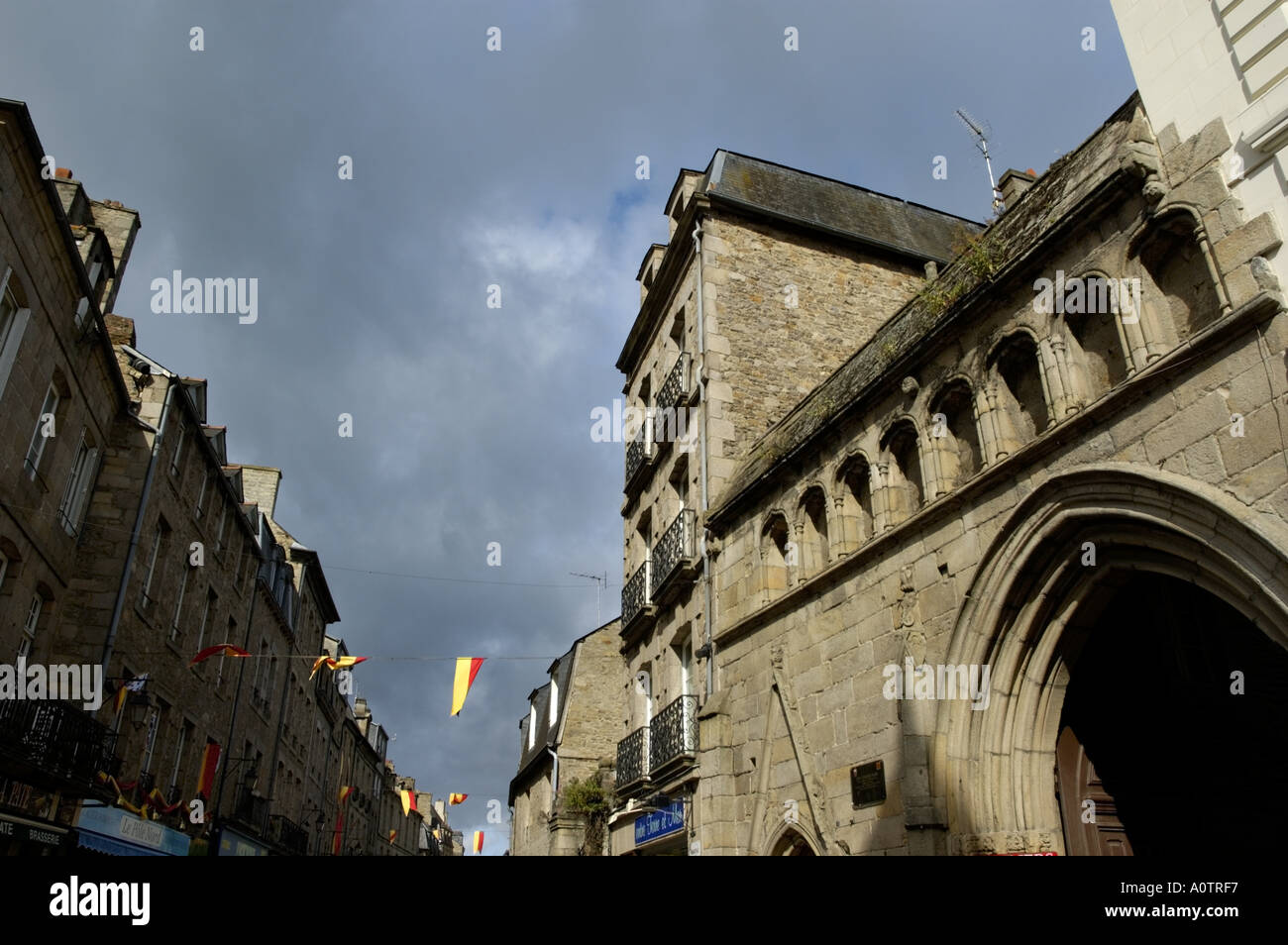 Frankreich Bretagne Dinan Ancien Couvent Des Cordeliers Eintrag und Jerzual Street Stockfoto