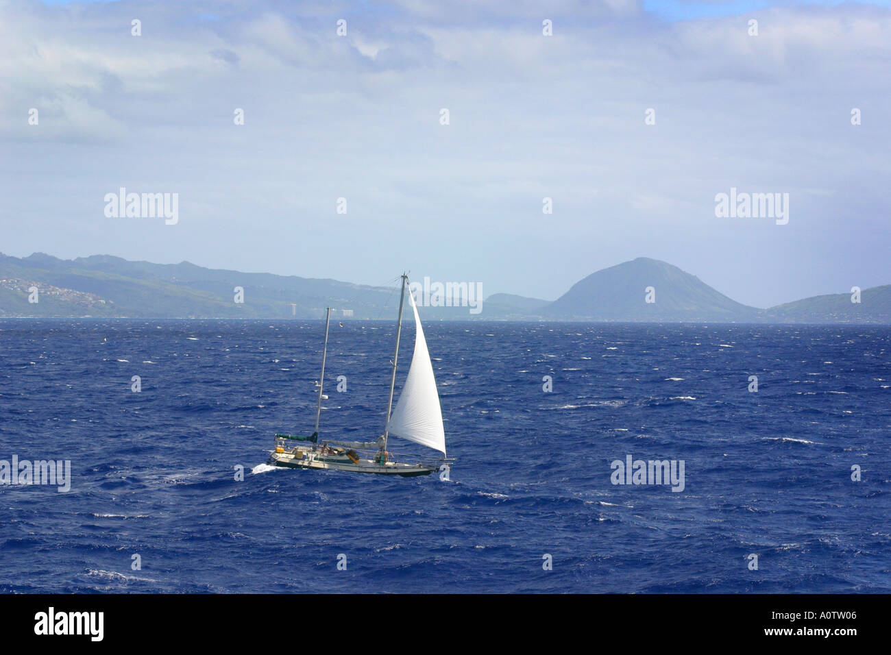 Segelboot auf dem Ozean vor Oahu, Hawaii Stockfoto