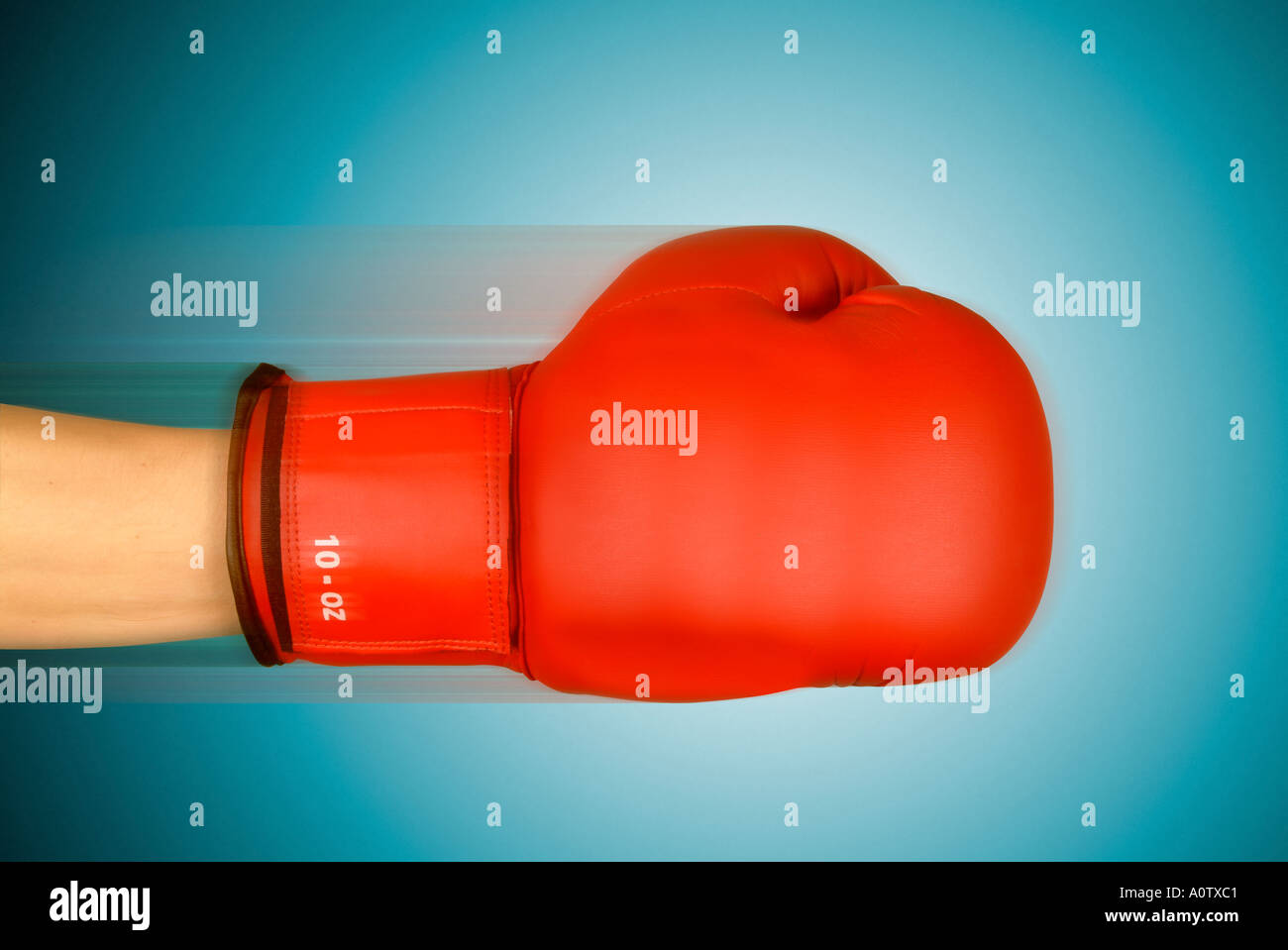 Rote Boxingglove mit den Auswirkungen mit dem Wischer Roter Boxhandschuh Beim Schlag Mit Wischer Stockfoto